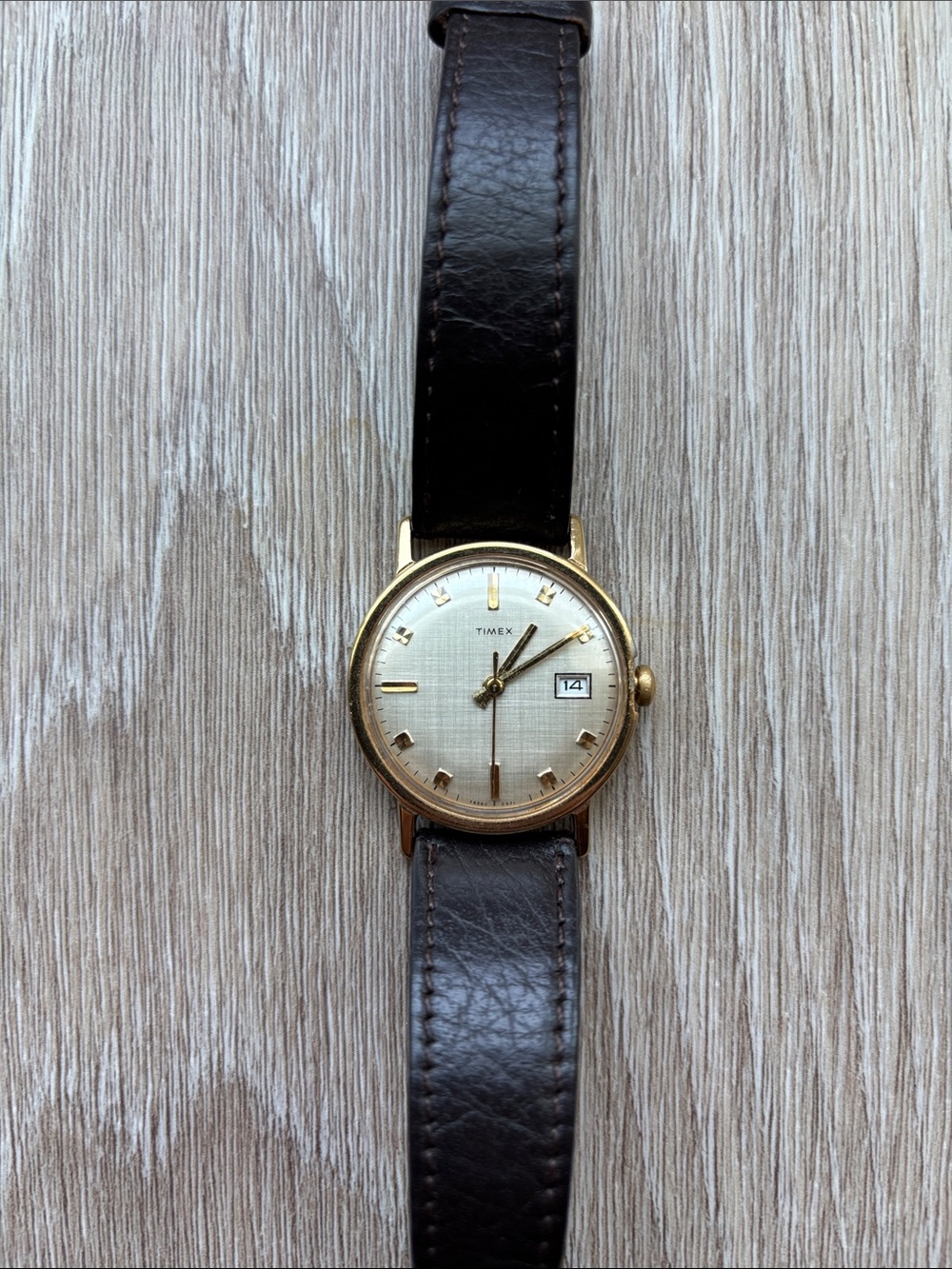 Vintage 1979 Timex Gold Tone Case with Brown Leather Strap - Picture 4 of 6
